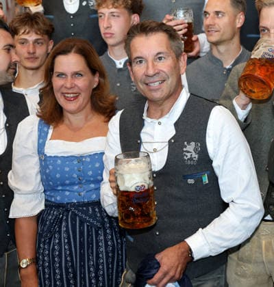 Fussball, Herren, Regionalliga Bayern, Saison 2026 2027, TSV 1860 München, Offizieller Wiesnbesuch, Hacker Festzelt Verena Dietl, 3. Bürgermeisterin der Stadt München (li.) mit Gernot Mang, Präsident (TSV 1860 München) (re.) mit einer Maß Bier in der Hand