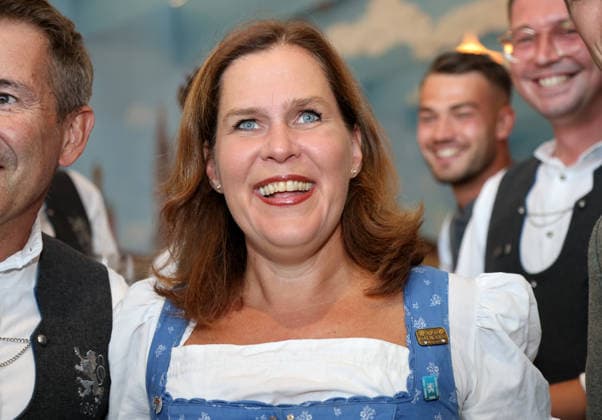 Fussball, Herren, Regionalliga Bayern, Saison 2026 2027, TSV 1860 München, Offizieller Wiesnbesuch, Hacker Festzelt Verena Dietl, 3. Bürgermeisterin der Stadt München, Kopf, Portrait, lächelnd
