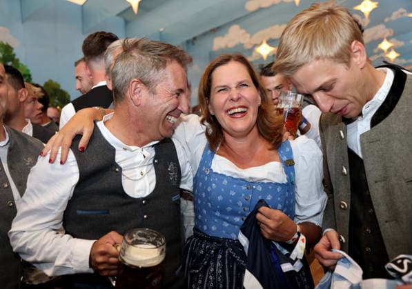 Fussball, Herren, Regionalliga Bayern, Saison 2026 2027, TSV 1860 München, Offizieller Wiesnbesuch, Hacker Festzelt Gernot Mang, Präsident (TSV 1860 München) mit Verena Dietl, 3. Bürgermeisterin der Stadt München und Dominik Krause, Oberbürgermeister der Stadt München (v.l.n.r.) gut gelaunt