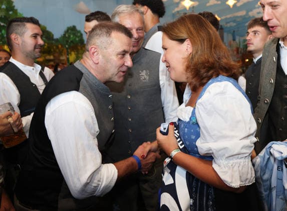 Fussball, Herren, Regionalliga Bayern, Saison 2026 2027, TSV 1860 München, Offizieller Wiesnbesuch, Hacker Festzelt Manfred Paula, Geschäftsführer (TSV 1860 München) (li.) mit Verena Dietl, 3. Bürgermeisterin der Stadt München (re.) im Gespräch