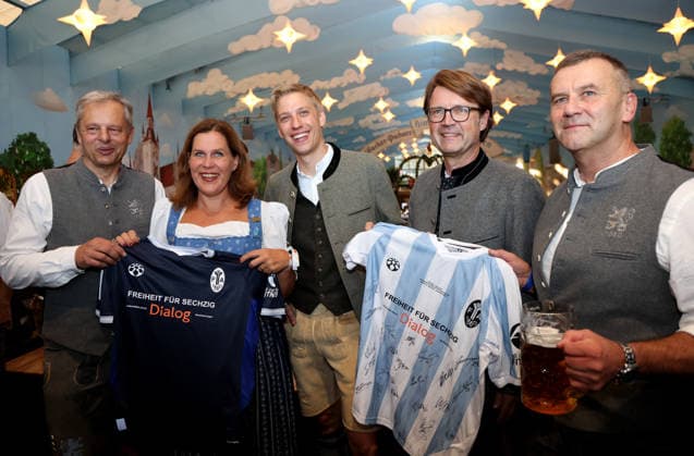 Fussball, Herren, Regionalliga Bayern, Saison 2026 2027, TSV 1860 München, Offizieller Wiesnbesuch, Hacker Festzelt Thomas Probst mit Verena Dietl, 3. Bürgermeisterin der Stadt München, Dominik Krause, Oberbürgermeister der Stadt München, Jörg Biebernick (Hacker-Pschorr) und Manfred Paula, Geschäftsführer (TSV 1860 München) (v.l.n.r.) bei der Trikotübergabe