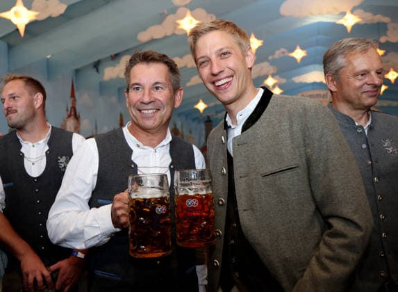 Fussball, Herren, Regionalliga Bayern, Saison 2026 2027, TSV 1860 München, Offizieller Wiesnbesuch, Hacker Festzelt Gernot Mang, Präsident (TSV 1860 München) (li.) mit Dominik Krause, Oberbürgermeister der Stadt München (re.) zusammen stehend mit einer Maß Bier in der Hand