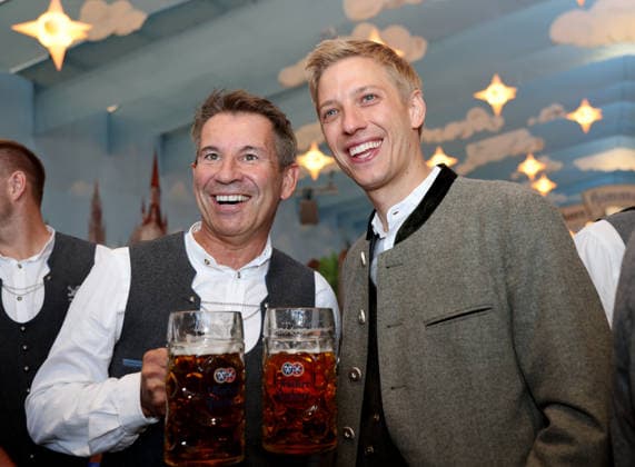 Fussball, Herren, Regionalliga Bayern, Saison 2026 2027, TSV 1860 München, Offizieller Wiesnbesuch, Hacker Festzelt Gernot Mang, Präsident (TSV 1860 München) (li.) mit Dominik Krause, Oberbürgermeister der Stadt München (re.) zusammen stehend mit einer Maß Bier in der Hand