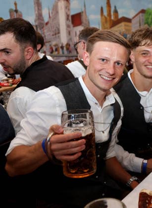 Fussball, Herren, Regionalliga Bayern, Saison 2026 2027, TSV 1860 München, Offizieller Wiesnbesuch, Hacker Festzelt Moritz Seiffert (TSV 1860 München) mit einer Maß Bier in der Hand