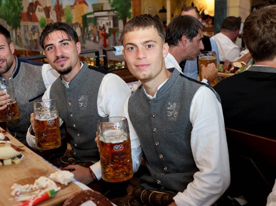 Fussball, Herren, Regionalliga Bayern, Saison 2026 2027, TSV 1860 München, Offizieller Wiesnbesuch, Hacker Festzelt Cristian Leone (TSV 1860 München) (li.) mit Emre Erdogan (TSV 1860 München) (re.) mit einer Maß Bier in den Hand, Tracht
