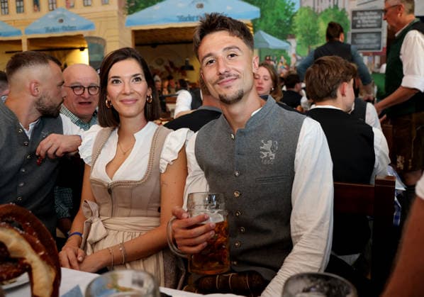 Fussball, Herren, Regionalliga Bayern, Saison 2026 2027, TSV 1860 München, Offizieller Wiesnbesuch, Hacker Festzelt Damjan Dordan (TSV 1860 München) (re.) mit Begleitung in Tracht
