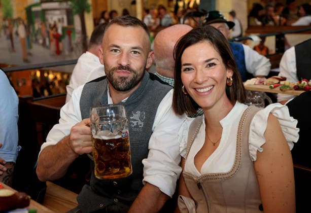 Fussball, Herren, Regionalliga Bayern, Saison 2026 2027, TSV 1860 München, Offizieller Wiesnbesuch, Hacker Festzelt Felix Weber (TSV 1860 München) (li.) mit einer Maß Bier und Begleitung