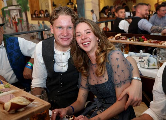 Fussball, Herren, Regionalliga Bayern, Saison 2026 2027, TSV 1860 München, Offizieller Wiesnbesuch, Hacker Festzelt Paul Bachmann (TSV 1860 München) (li.) mit Begleitung in Tracht
