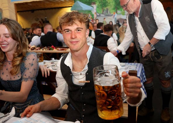 Fussball, Herren, Regionalliga Bayern, Saison 2026 2027, TSV 1860 München, Offizieller Wiesnbesuch, Hacker Festzelt Julian Bell (TSV 1860 München) mit einer Maß Bier in der Hand, Tracht