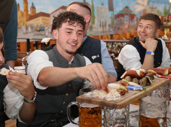 Fussball, Herren, Regionalliga Bayern, Saison 2026 2027, TSV 1860 München, Offizieller Wiesnbesuch, Hacker Festzelt Lance Fiedler (TSV 1860 München) beim Essen, Tracht