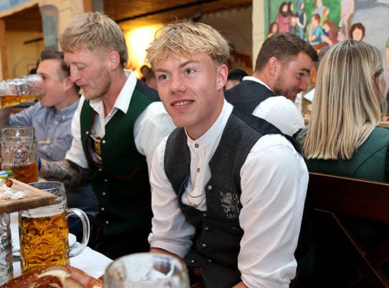 Fussball, Herren, Regionalliga Bayern, Saison 2026 2027, TSV 1860 München, Offizieller Wiesnbesuch, Hacker Festzelt Fabio Wagner (TSV 1860 München) sitzend in Tracht