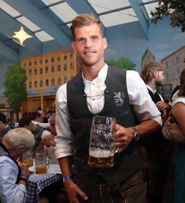 Fussball, Herren, Regionalliga Bayern, Saison 2026 2027, TSV 1860 München, Offizieller Wiesnbesuch, Hacker Festzelt Florian Niederlechner (TSV 1860 München) stehend mit einer Maß Bier in der Hand, Tracht