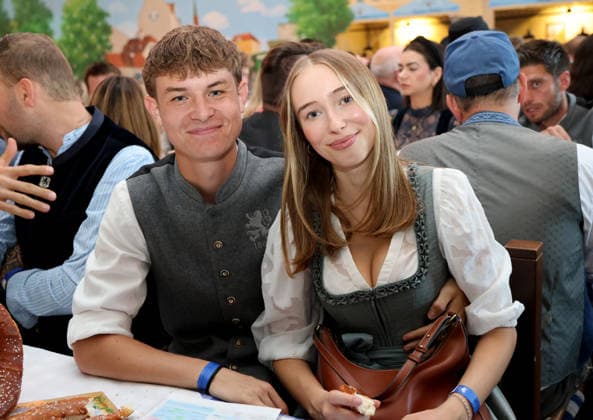 Fussball, Herren, Regionalliga Bayern, Saison 2026 2027, TSV 1860 München, Offizieller Wiesnbesuch, Hacker Festzelt Raphael Ott (TSV 1860 München) (li.) mit Begleitung, Tracht