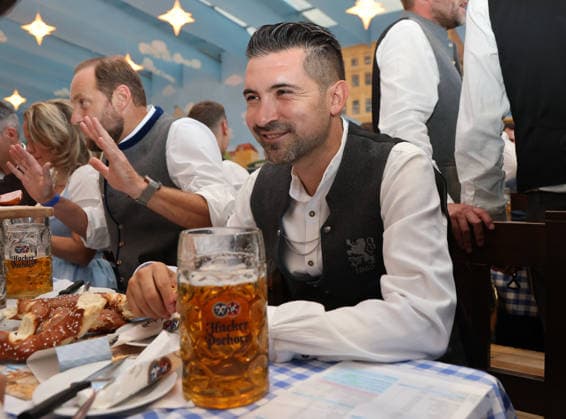Fussball, Herren, Regionalliga Bayern, Saison 2026 2027, TSV 1860 München, Offizieller Wiesnbesuch, Hacker Festzelt Alper Kayabunar, Trainer (TSV 1860 München) sitzend mit einer Maß Bier, Tracht
