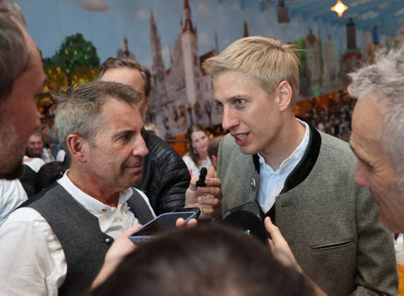 Fussball, Herren, Regionalliga Bayern, Saison 2026 2027, TSV 1860 München, Offizieller Wiesnbesuch, Hacker Festzelt Gernot Mang, Präsident (TSV 1860 München) (li.) mit Dominik Krause, Oberbürgermeister der Stadt München (re.) im Gespräch