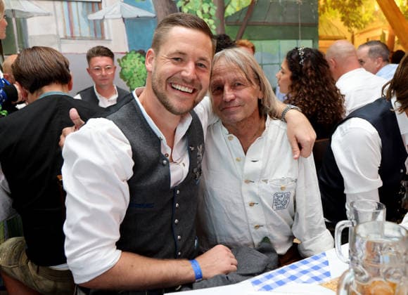 Fussball, Herren, Regionalliga Bayern, Saison 2026 2027, TSV 1860 München, Offizieller Wiesnbesuch, Hacker Festzelt Vitus Eicher (TSV 1860 München) (li.) mit Edelfan Svend Friderici (re.) umarmt
