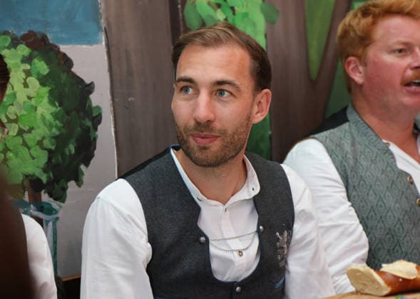 Fussball, Herren, Regionalliga Bayern, Saison 2026 2027, TSV 1860 München, Offizieller Wiesnbesuch, Hacker Festzelt Michael Eberwein (TSV 1860 München) sitzend in Tracht
