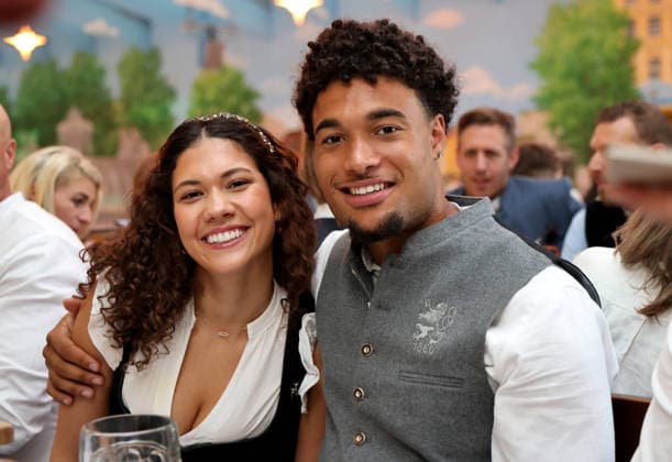 Fussball, Herren, Regionalliga Bayern, Saison 2026 2027, TSV 1860 München, Offizieller Wiesnbesuch, Hacker Festzelt Arian Ortivero Calderon (TSV 1860 München) (re.) mit Begleitung, Tracht