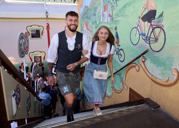 Fussball, Herren, Regionalliga Bayern, Saison 2026 2027, TSV 1860 München, Offizieller Wiesnbesuch, Hacker Festzelt Eric Uhlmann (TSV 1860 München) (li.) mit Begleitung auf der Treppe zum Festzelt in Tracht