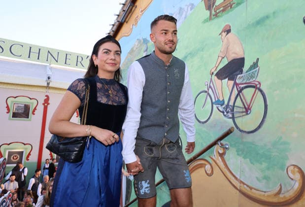Fussball, Herren, Regionalliga Bayern, Saison 2026 2027, TSV 1860 München, Offizieller Wiesnbesuch, Hacker Festzelt Raphael Wach (TSV 1860 München) (re.) mit Begleitung auf der Treppe zum Festzelt in Tracht