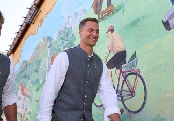 Fussball, Herren, Regionalliga Bayern, Saison 2026 2027, TSV 1860 München, Offizieller Wiesnbesuch, Hacker Festzelt Dennis Dressel (TSV 1860 München) auf der Treppe zum Festzelt in Tracht