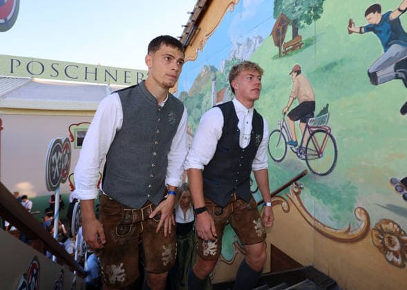 Fussball, Herren, Regionalliga Bayern, Saison 2026 2027, TSV 1860 München, Offizieller Wiesnbesuch, Hacker Festzelt Emre Erdogan (TSV 1860 München) (li.) mit Fabio Wagner (TSV 1860 München) (re.) auf der Treppe zum Festzelt in Tracht