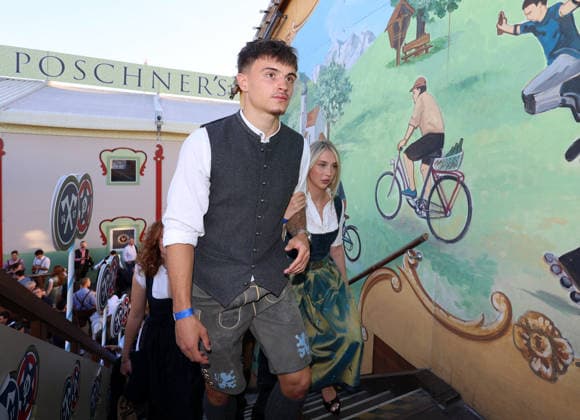 Fussball, Herren, Regionalliga Bayern, Saison 2026 2027, TSV 1860 München, Offizieller Wiesnbesuch, Hacker Festzelt Mark Gevorgyan (TSV 1860 München) mit Begleitung auf der Treppe zum Festzelt in Tracht