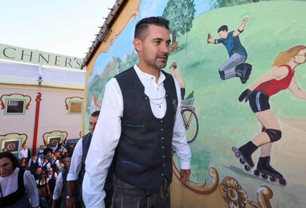 Fussball, Herren, Regionalliga Bayern, Saison 2026 2027, TSV 1860 München, Offizieller Wiesnbesuch, Hacker Festzelt Alper Kayabunar, Trainer (TSV 1860 München) auf der Treppe zum Festzelt in Tracht