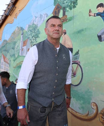 Fussball, Herren, Regionalliga Bayern, Saison 2026 2027, TSV 1860 München, Offizieller Wiesnbesuch, Hacker Festzelt Manfred Paula, Geschäftsführer (TSV 1860 München) auf der Treppe zum Festzelt in Tracht