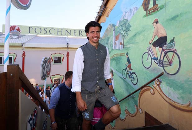 Fussball, Herren, Regionalliga Bayern, Saison 2026 2027, TSV 1860 München, Offizieller Wiesnbesuch, Hacker Festzelt Tunay Deniz (TSV 1860 München) auf der Treppe zum Festzelt in Tracht