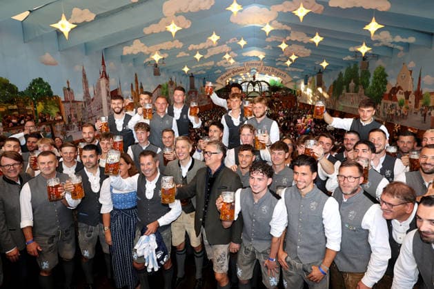 Fussball, Herren, Regionalliga Bayern, Saison 2026 2027, TSV 1860 München, Offizieller Wiesnbesuch, Hacker Festzelt Die Mannschaft des TSV 1860 München beim zuprosten mit Bier, Team, Tracht