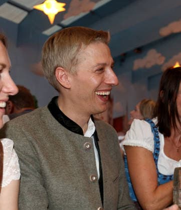 Fussball, Herren, Regionalliga Bayern, Saison 2026 2027, TSV 1860 München, Offizieller Wiesnbesuch, Hacker Festzelt Dominik Krause, Oberbürgermeister der Stadt München, sitzend, lacht, lachend