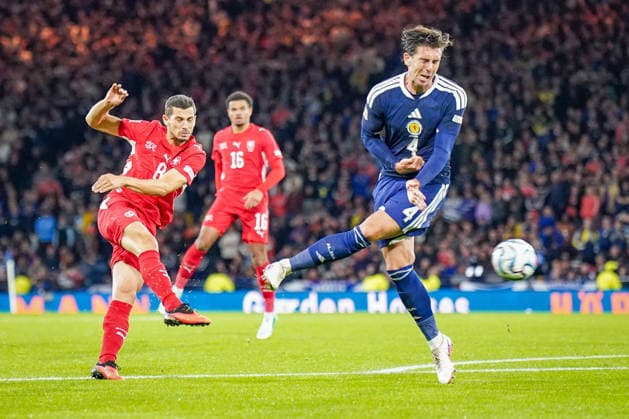 Fussball UEFA Nations League 2026 - 2027, 2. Spieltag - Schottland vs Schweiz - Hampden Park (Glasgow): Remo Freuler (Schweiz, 8) schiesst, Luis Binks (Schottland, 4) versucht abzuwehren Copyright: xJOERANxSTEINSIEKx