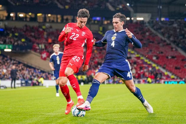 Fussball UEFA Nations League 2026 - 2027, 2. Spieltag - Schottland vs Schweiz - Hampden Park (Glasgow): Fabian Rieder (Schweiz, 22) Luis Binks (Schottland, 4) im Zweikampf Copyright: xJOERANxSTEINSIEKx