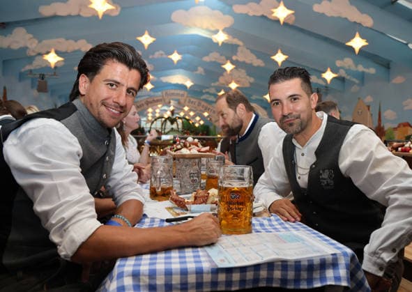 Fussball, Herren, Regionalliga Bayern, Saison 2026 2027, TSV 1860 München, Offizieller Wiesnbesuch, Hacker Festzelt Tunay Deniz (TSV 1860 München) (li.) mit Alper Kayabunar, Trainer (TSV 1860 München) (re.) zusammen sitzend am Tisch