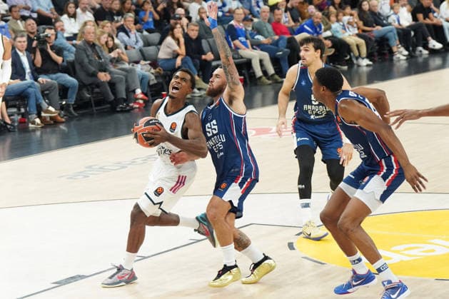 ISTANBUL, TURKEY - SEPTEMBER 29: Mike James (R) of Anadolu Efes Istanbul and Theo Maledon (L) of Real Madrid in action during the EuroLeague Regular Season Round 2 match between Anadolu Efes Istanbul and Real Madrid at Turkcell Basketball Development Center , on September 29, 2026, in Istanbul , Turkey. ( Photo by Seskimphoto ) Istanbul Turkey Istanbul Turkey Copyright: xSeskimphotox AEfes-RMadrid-290926 (66)