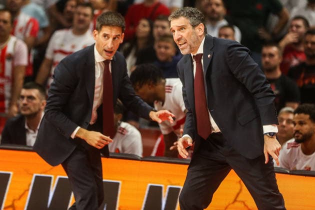 Crvena Zvezda v Hapoel Tel Aviv - EuroLeague BELGRADE, SERBIA - SEPTEMBER 29: Head Coach Ibon Navarro (R) of Crvena Zvezda follows the 2026 2027 EuroLeague Round 2 match between Crvena zvezda and Hapoel Tel Aviv at Beogradska Arena in Belgrade, Serbia on September 29, 2026. Filip Stevanovic Anadolu Belgrade Serbia. Editorial use only. Please get in touch for any other usage.  Copyright: x2026xAnadoluxFilipxStevanovicx