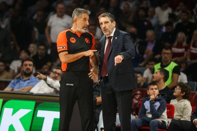Crvena Zvezda v Hapoel Tel Aviv - EuroLeague BELGRADE, SERBIA - SEPTEMBER 29: Head Coach Ibon Navarro (R) of Crvena Zvezda follows the 2026 2027 EuroLeague Round 2 match between Crvena zvezda and Hapoel Tel Aviv at Beogradska Arena in Belgrade, Serbia on September 29, 2026. Filip Stevanovic Anadolu Belgrade Serbia. Editorial use only. Please get in touch for any other usage.  Copyright: x2026xAnadoluxFilipxStevanovicx