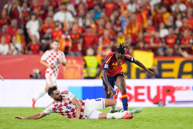 September 29, 2026, Sevilla, Sevilla, Spain: Nico Williams of Spain and Josio Sutalo of Croatia compete for the ball during the UEFA Nations League 2026 27 group phase match between Spain and Croatia at Ramon Sanchez-Pizjuan stadium on September 29, 2026, in Sevilla, Spain. Sevilla Spain - ZUMAa181 20260929_zaa_a181_159 Copyright: xJoaquinxCorcherox