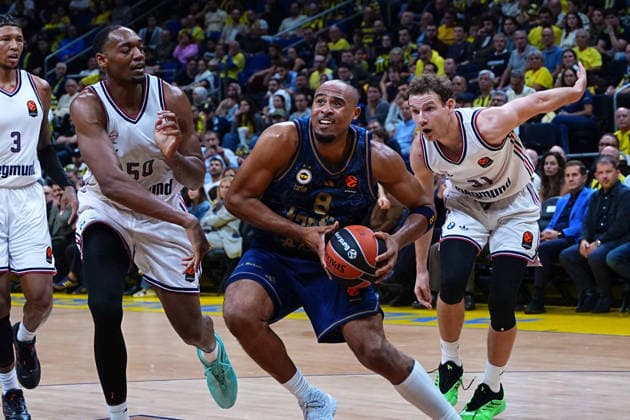 ISTANBUL, TURKEY - SEPTEMBER 29: Talen Horton Tucker (8) of Fenerbahce Tarfin Istanbul and Austin Wiley (50) , Rokas Jokobaitis (31)of Bayern Munich in action during the EuroLeague Regular Season Round 2 match between Fenerbahce Tarfin Istanbul and Bayern Munich at ULKER Sports and Event Hall , on September 29, 2026, in Istanbul , Turkey. ( Photo by Seskimphoto ) Istanbul Atasehir Turkey Istanbul Atasehir Turkey Copyright: xSeskimphotox FBahce-BayernM-2909 (93)