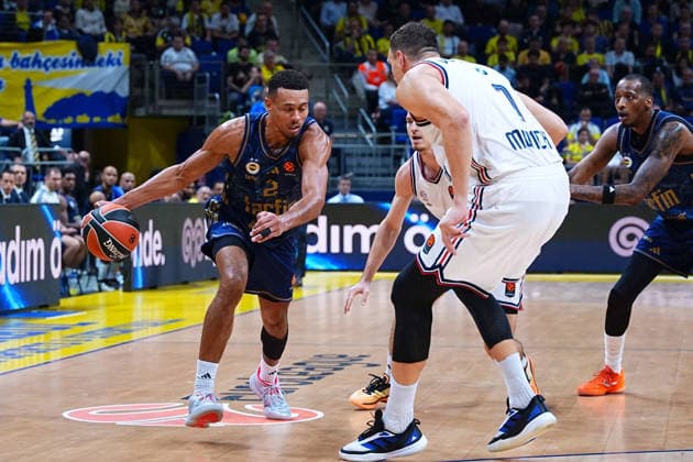 ISTANBUL, TURKEY - SEPTEMBER 29: Wade Baldwin IV 2 of Fenerbahce Tarfin Istanbul and Johannes Voightmann 7 of Bayern Munich in action during the EuroLeague Regular Season Round 2 match between Fenerbahce Tarfin Istanbul and Bayern Munich at ULKER Sports and Event Hall , on September 29, 2026, in Istanbul , Turkey. ( Photo by Seskimphoto ) Istanbul Atasehir Turkey Istanbul Atasehir Turkey Copyright: xSeskimphotox FBahce-BayernM-2909 (104)