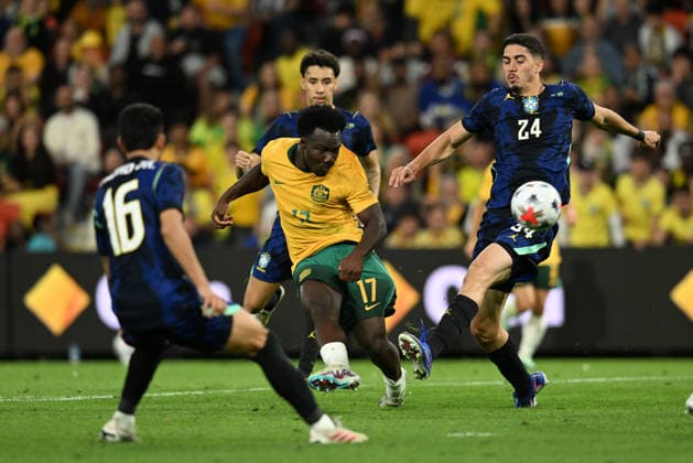 SOCCER AUSTRALIA BRAZIL, Nestory Irankunda (centre) of the Socceroos in action during the Queensland Football Series International Friendly, Länderspiel, Nationalmannschaft match between the Australian Socceroos and Brazil at Suncorp Stadium in Brisbane, Tuesday, September 29, 2026. ( NO ARCHIVING, EDITORIAL USE ONLY BRISBANE QUEENSLAND Australia  Copyright: xDARRENxENGLANDx 20260930187690761468