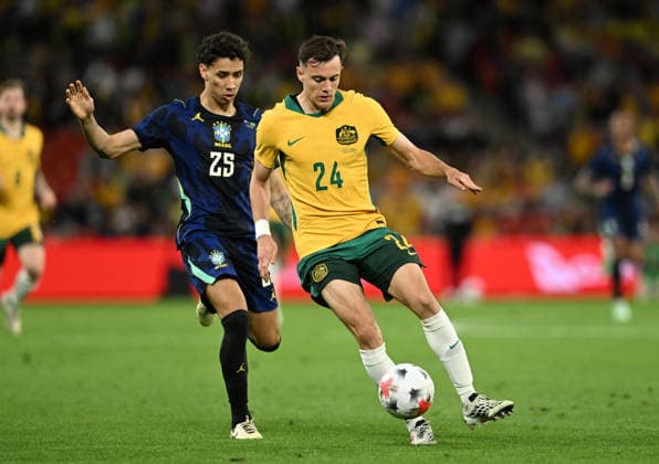 SOCCER AUSTRALIA BRAZIL, Gabriel Bontempo (left) of Brazil and Paul Okon-Engstler (right) of the Socceroos compete for the ball during the Queensland Football Series International Friendly, Länderspiel, Nationalmannschaft match between the Australian Socceroos and Brazil at Suncorp Stadium in Brisbane, Tuesday, September 29, 2026. ( NO ARCHIVING, EDITORIAL USE ONLY BRISBANE QUEENSLAND Australia  Copyright: xDARRENxENGLANDx 20260930152499738309