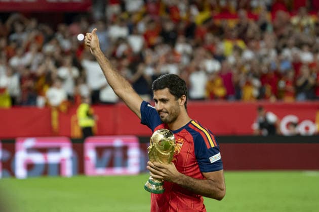 SEVILLE, SPAIN - SEPTEMBER 29: Rodri (N16) waves at the crowd with the trophy of the World Cup before the UEFA Nations League match between Spain and Croatia at the Stadium Ramon Sanchez Pizjuan on the 29th of September, 2026 in Sevilla, Spain Copyright: xAndresxLopezxSheridanxx xSPPx Sportspressphoto_SPR242917