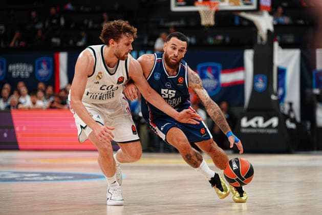 Anadolu Efes vs. Real Madrid EuroLeague 2026-2027 Regular Season Round 2 Game Mike James 55, of Anadolu Efes dribbles the ball against Mikael Jantunen 20, of Real Madrid during the Euroleague 2026-2027 Regular Season Round 2 game between Anadolu Efes and Real Madrid on September 29, 2026 in Istanbul, Turkey. Istanbul Turkcell Basketball Development Turkey Copyright: xMuratxYuce PSxImagesxMuratxYuce PSxImagesx