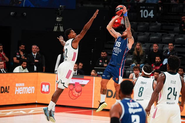 Anadolu Efes vs. Real Madrid EuroLeague 2026-2027 Regular Season Round 2 Game Mike James 55, of Anadolu Efes shoots the ball during the Euroleague 2026-2027 Regular Season Round 2 game between Anadolu Efes and Real Madrid on September 29, 2026 in Istanbul, Turkey. Istanbul Turkcell Basketball Development Turkey Copyright: xMuratxYuce PSxImagesxMuratxYuce PSxImagesx
