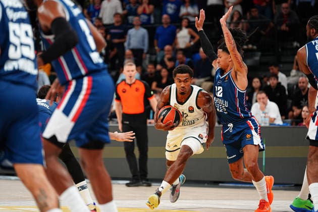 Anadolu Efes vs. Real Madrid EuroLeague 2026-2027 Regular Season Round 2 Game Theo Maledon 12, of Real Madrid goes for a layup against Matthew Strazel 32, of Anadolu Efes during the Euroleague 2026-2027 Regular Season Round 2 game between Anadolu Efes and Real Madrid on September 29, 2026 in Istanbul, Turkey. Istanbul Turkcell Basketball Development Turkey Copyright: xMuratxYuce PSxImagesxMuratxYuce PSxImagesx