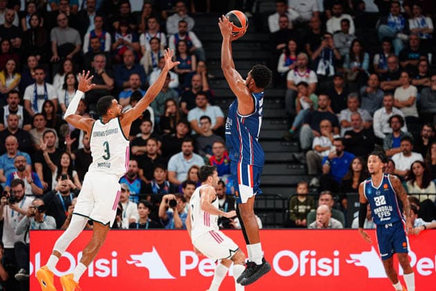 Anadolu Efes vs. Real Madrid EuroLeague 2026-2027 Regular Season Round 2 Game P.J. Dozier 15, of Anadolu Efes shoots the ball during the Euroleague 2026-2027 Regular Season Round 2 game between Anadolu Efes and Real Madrid on September 29, 2026 in Istanbul, Turkey. Istanbul Turkcell Basketball Development Turkey Copyright: xMuratxYuce PSxImagesxMuratxYuce PSxImagesx