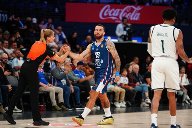 Anadolu Efes vs. Real Madrid EuroLeague 2026-2027 Regular Season Round 2 Game Mike James 55, of Anadolu Efes looks on during the Euroleague 2026-2027 Regular Season Round 2 game between Anadolu Efes and Real Madrid on September 29, 2026 in Istanbul, Turkey. Istanbul Turkcell Basketball Development Turkey Copyright: xMuratxYuce PSxImagesxMuratxYuce PSxImagesx