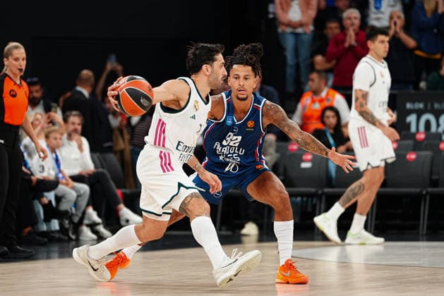 Anadolu Efes vs. Real Madrid EuroLeague 2026-2027 Regular Season Round 2 Game Facundo Campazzo 7, of Real Madrid in action against Matthew Strazel 32, of Anadolu Efes during the Euroleague 2026-2027 Regular Season Round 2 game between Anadolu Efes and Real Madrid on September 29, 2026 in Istanbul, Turkey. Istanbul Turkcell Basketball Development Turkey Copyright: xMuratxYuce PSxImagesxMuratxYuce PSxImagesx